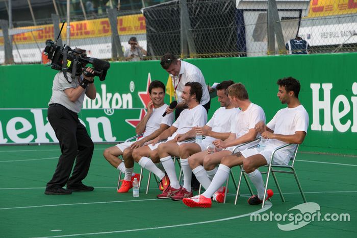 Partido a beneficio: Sergio Pérez, Sahara Force India F1; Jolyon Palmer, Renault Sport F1 Team; Max Verstappen, Red Bull Racing; Fernando Alonso, McLaren; Daniel Ricciardo, Red Bull Racing.