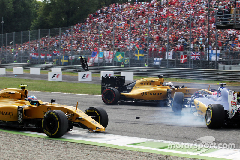 Crash met Jolyon Palmer, Renault Sport F1 Team RS16, Felipe Nasr, Sauber C35, en Kevin Magnussen (DE