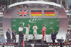 Podium (L to R): second place Lewis Hamilton, Mercedes AMG F1; Race winner Nico Rosberg, Mercedes AM