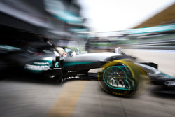 Lewis Hamilton, Mercedes AMG F1 W07 Hybrid lascia il box