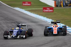 Marcus Ericsson, Sauber C35 en Rio Haryanto, Manor Racing MRT05, strijden om positie