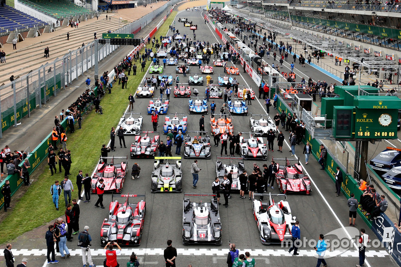 La sesión de fotos tradicional de los coches de Le Mans