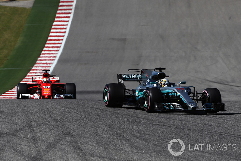 Lewis Hamilton, Mercedes-Benz F1 W08 y Sebastian Vettel, Ferrari SF70H