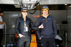 L'attrice Carina Lau con Fernando Alonso, McLaren