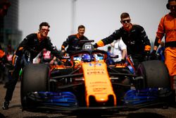 Fernando Alonso, McLaren MCL33 Renault, arrives on the grid