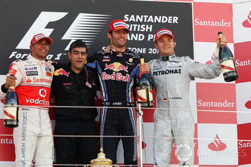 Podio: segundo puesto Lewis Hamilton, McLaren, Peter Prodromou, jefe de aerodinámica de Red Bull Racing, ganador de la carrera Mark Webber, Red Bull Racing, tercer puesto Nico Rosberg, Mercedes GP