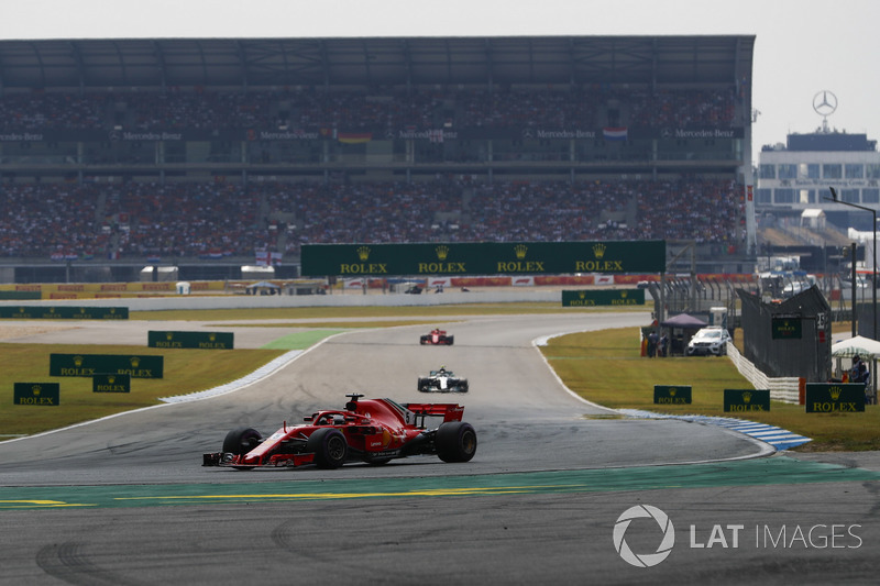Sebastian Vettel, Ferrari SF71H, precede Valtteri Bottas, Mercedes AMG F1 W09, e Kimi Raikkonen, Ferrari SF71H