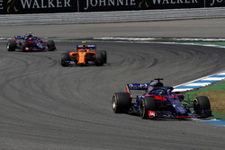 Brendon Hartley, Scuderia Toro Rosso STR13, Stoffel Vandoorne, McLaren MCL33 y Pierre Gasly, Scuderia Toro Rosso STR13