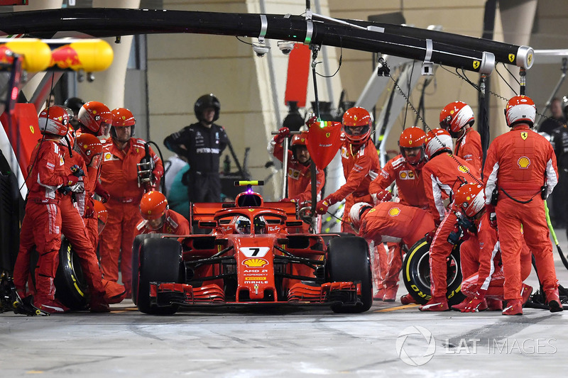 Пилот Ferrari SF71H Кими Райкконен сбивает механика во время пит-стопа