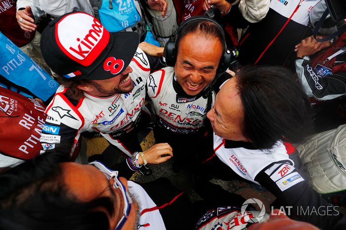 Fernando Alonso, Toyota Gazoo Racing celebrates with the team