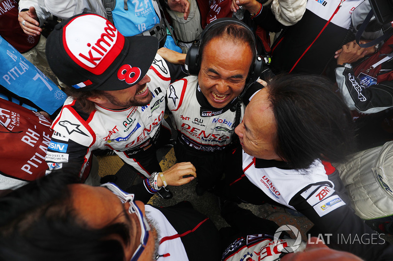 Fernando Alonso, Toyota Gazoo Racing fête la victoire avec son équipe