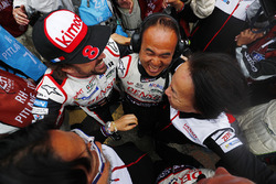 Фернандо Алонсо, Toyota Gazoo Racing святкує разом із командою