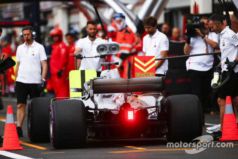 Lewis Hamilton, Mercedes AMG F1 W09, in the pits during Qualifying