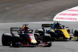 Daniel Ricciardo, Red Bull Racing RB14, battles with Carlos Sainz Jr., Renault Sport F1 Team R.S. 18