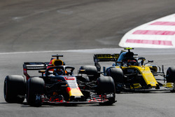 Daniel Ricciardo, Red Bull Racing RB14, à la lutte avec Carlos Sainz Jr., Renault Sport F1 Team R.S. 18