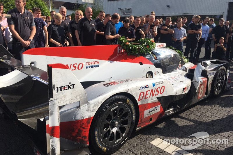 Автомобиль Toyota TS050 Hybrid (№8) команды Toyota Gazoo Racing: экипаж Себастьена Буэми, Казуки Накаджимы и Фернандо Алонсо