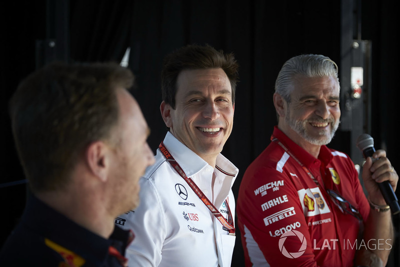 Christian Horner, director del equipo, Red Bull Racing, Toto Wolff, director ejecutivo (negocios), Mercedes AMG, y Maurizio Arrivabene, director del equipo, Ferrari, en el escenario