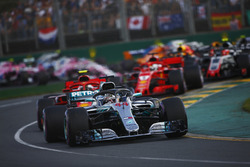 Lewis Hamilton, Mercedes AMG F1 W09, Kimi Raikkonen, Ferrari SF71H, Sebastian Vettel, Ferrari SF71H, and the rest of the field at the start