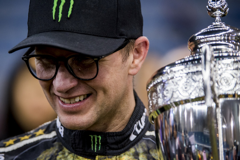 Petter Solberg met zijn trofee