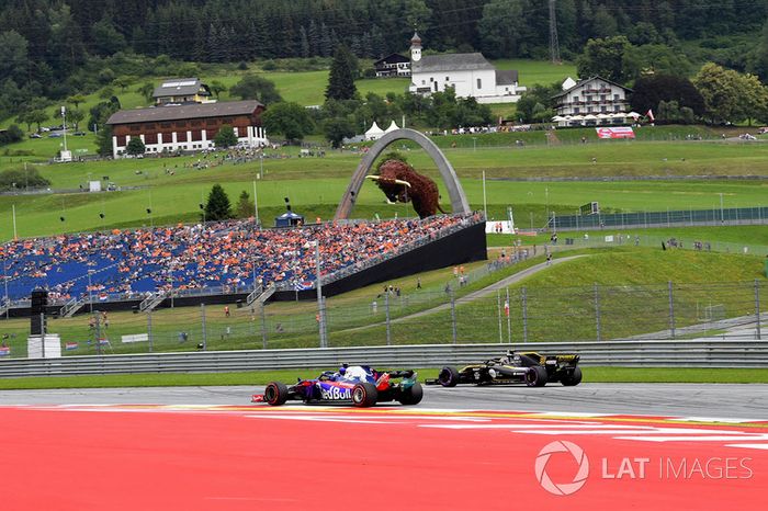 Pierre Gasly, Scuderia Toro Rosso STR13 y Carlos Sainz Jr., Renault Sport F1 Team R.S. 18