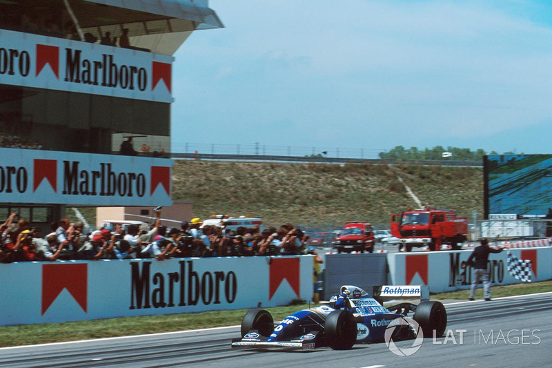 Damon Hill, Williams FW16 takes the chequered flag for victory