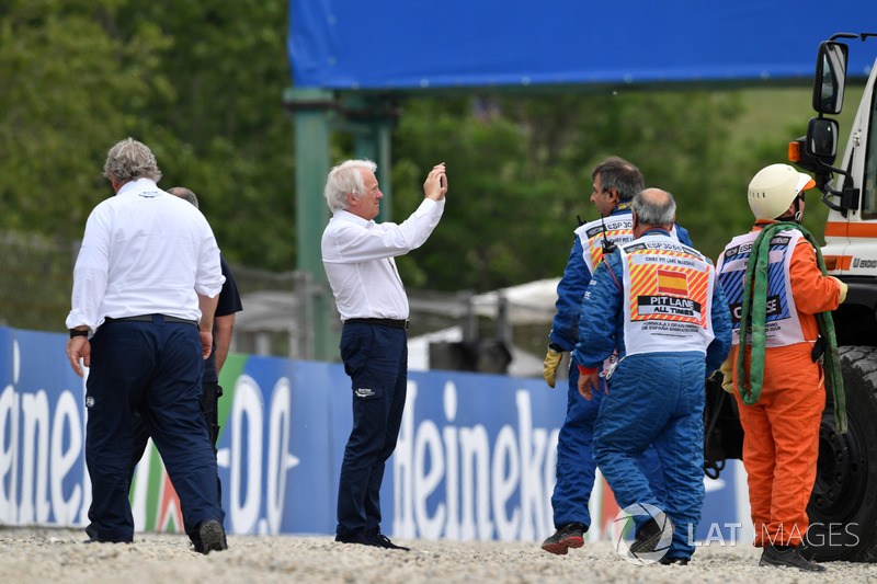 Charlie Whiting, Perwakilan FIA, mengamati tempat kecelakaan Brendon Hartley saat FP3