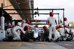 Marcus Ericsson, Sauber C37, maakt een pitstop