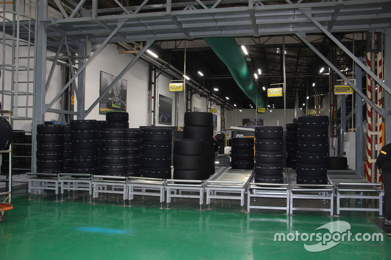 Pirelli Motorsport Fabrikası kalite kontrol alanı