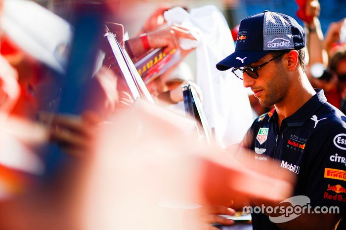 Daniel Ricciardo, Red Bull Racing, firma un autógrafo para los fanáticos
