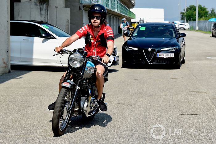 Sebastian Vettel, Ferrari en su moto Triumph