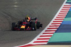 Max Verstappen, Red Bull Racing RB14 con una foratura al primo giro