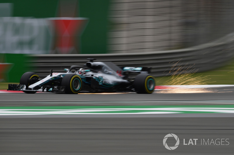 Lewis Hamilton, Mercedes-AMG F1 W09 EQ Power , fait des étincelles