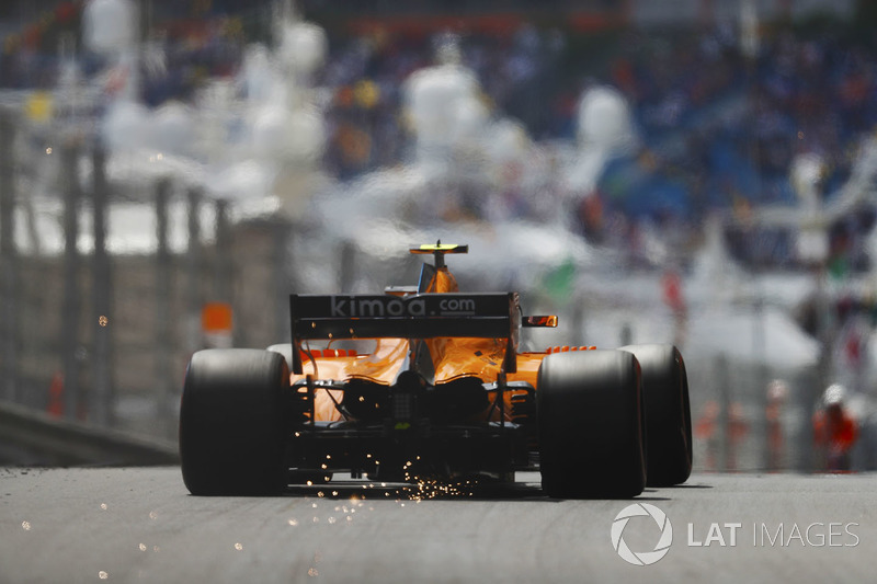 Stoffel Vandoorne, McLaren MCL33, strikes up sparks