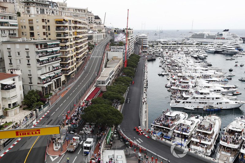 Sebastian Vettel, Ferrari SF71H, devant Lewis Hamilton, Mercedes AMG F1 W09, Kimi Raikkonen, Ferrari SF71H. Valtteri Bottas, Mercedes AMG F1 W09, Esteban Ocon, Force India VJM11 et Fernando Alonso, McLaren MCL33