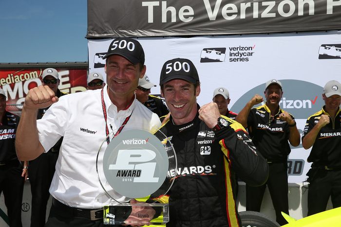 Ganador de la pole Simon Pagenaud, Team Penske Chevrolet con Tim Cindric