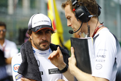 Fernando Alonso, McLaren, mit Ingenieur Mark Temple