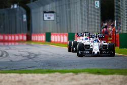 Валттери Боттас, Williams FW38 едет впереди Фелипе Массы, Williams FW38