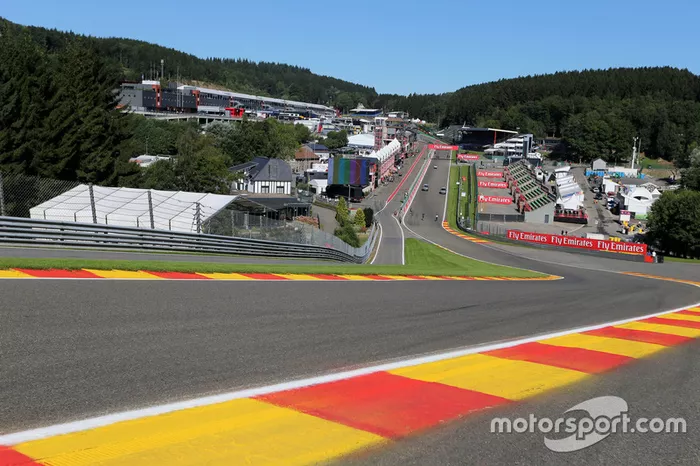 A pista tem 19 curvas, sendo oito para a direita e 11 para a esquerda. Um dos destaques é a famosa Eau Rouge, que tem grande elevação em sua tomada. 