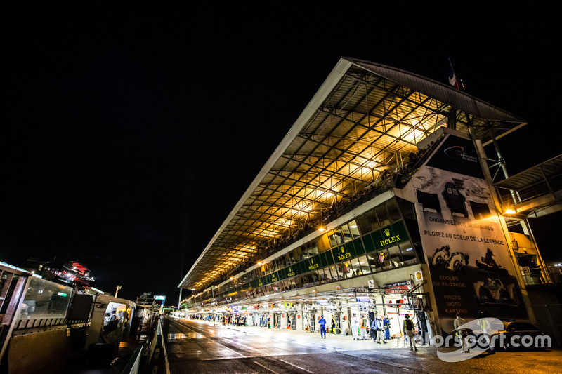 Die Boxengasse in Le Mans bei Nacht