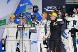 Podium : les vainqueurs LMP1 privés : Simon Trummer, Oliver Webb, Pierre Kaffer