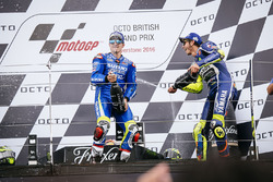 Podium : le vainqueur Maverick Viñales, Team Suzuki MotoGP, et le troisième Valentino Rossi, Yamaha Factory Racing
