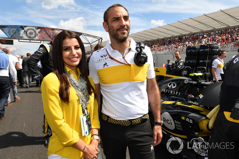 Cyril Abiteboul, Renault Sport F1 Managing Director and Aseel Al-Hamad, board member of the Saudi Arabian Motor Federation (SAMF) and FIA Saudi Arabia Representative of Women in Motorsport Commission on the grid