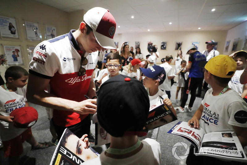 Charles Leclerc, Sauber, firma autografi ai grid kid