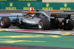 Valtteri Bottas, Mercedes AMG F1 W09, con una foratura