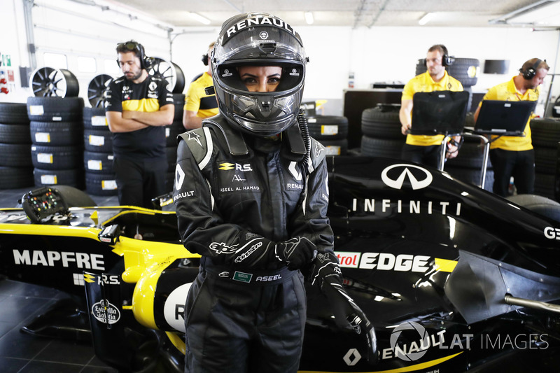 Aseel Al-Hamad bersiap mengemudikan mobil Formula 1 Lotus E20 Renault