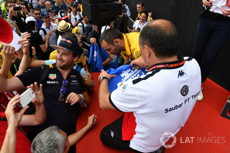 Frederic Vasseur, Sauber, Team Principal memberikan tanda tangannya