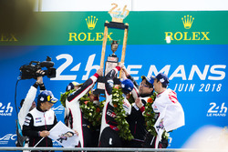 Algemeen podium: winnaars Sébastien Buemi, Kazuki Nakajima, Fernando Alonso, Toyota Gazoo Racing