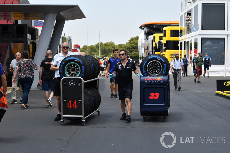 Meccanici Red Bull Racing e Mercedes AMG F1 e pneumatici Pirelli