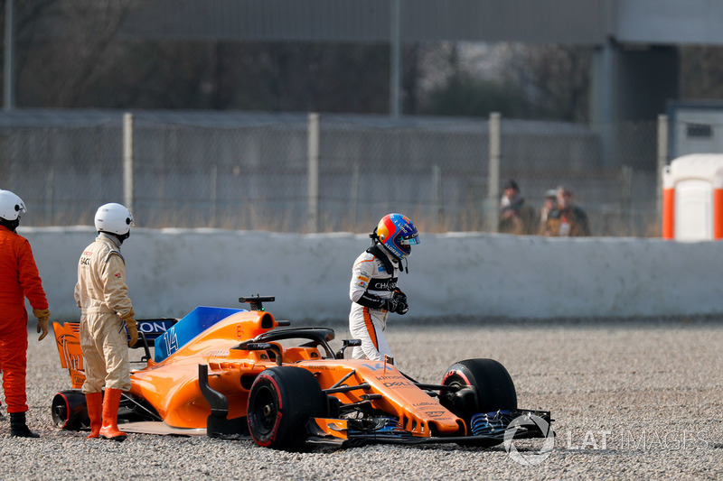 Fernando Alonso, McLaren MCL33 spins into the gravel trap after his rear wheel comes off