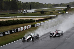 Josef Newgarden, Team Penske Chevrolet, Will Power, Team Penske Chevrolet lead at the start